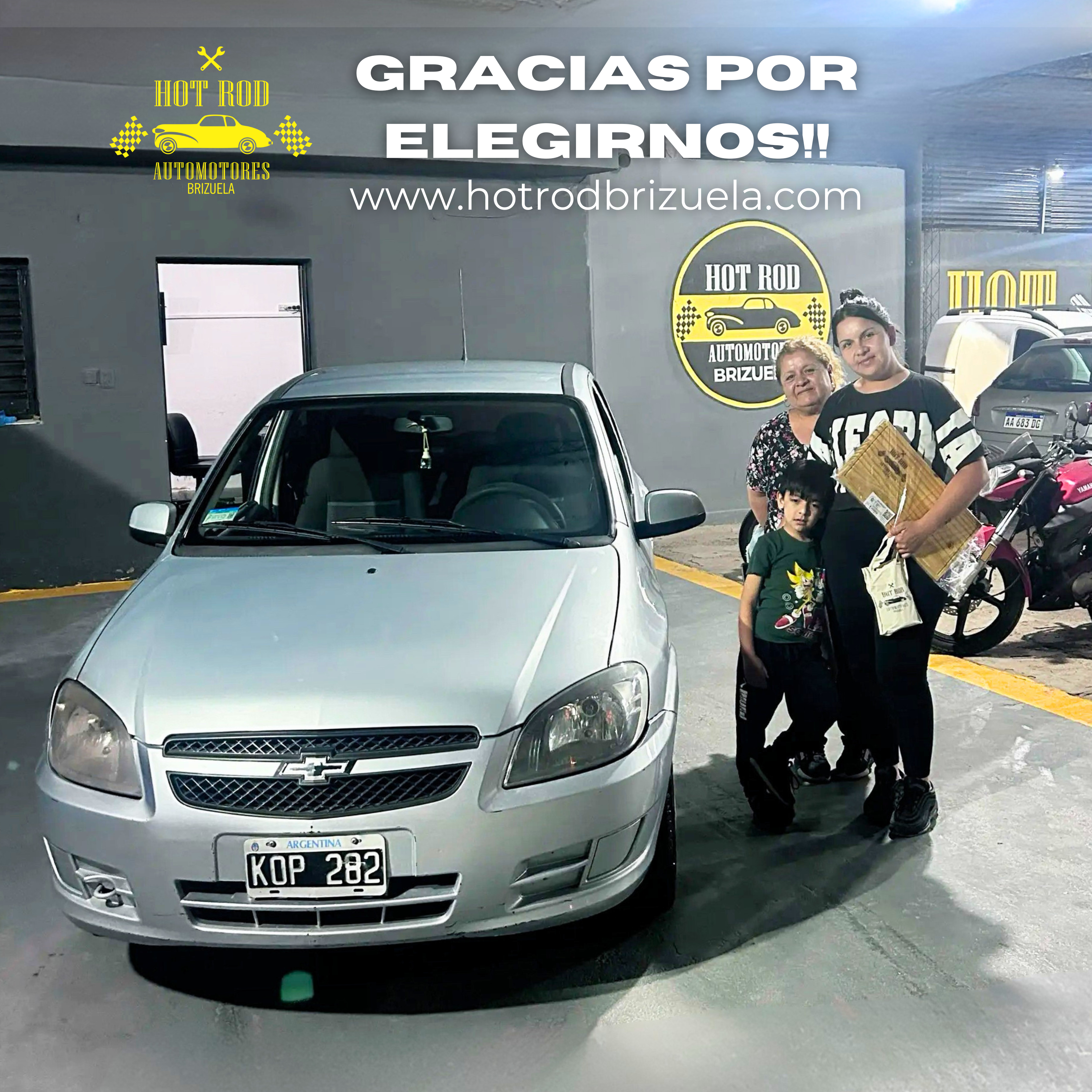 Familia recibiendo su Chevrolet en Hot Rod Automotores